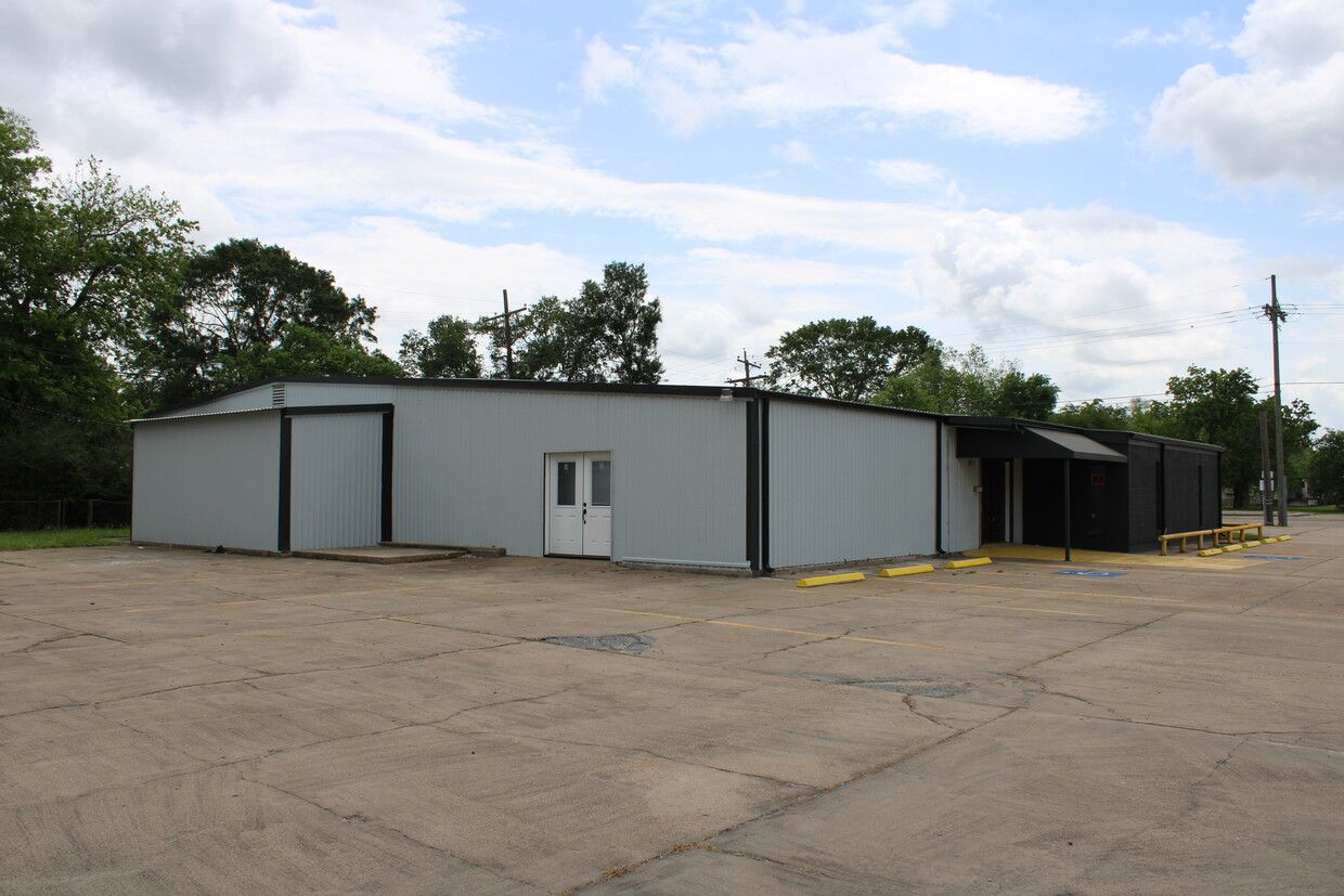 2455 S 4th St, Beaumont, TX 77701